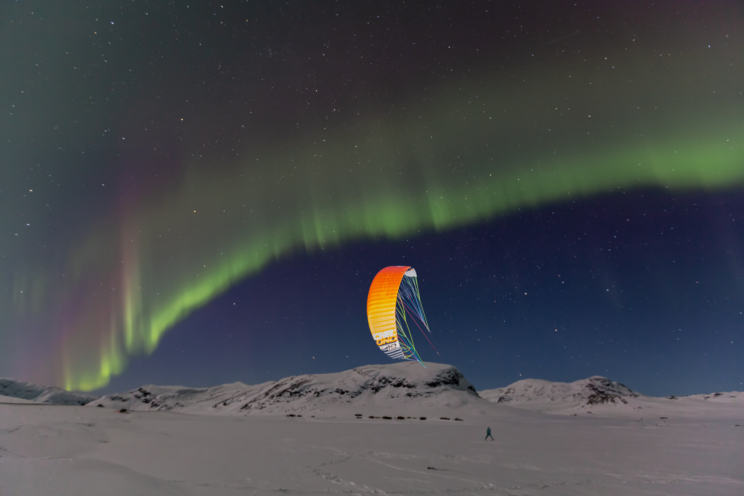 Kombinert av et bilde med lang eksponeringstid og et bilde med blits for å fryse kiten i bevegelsen.